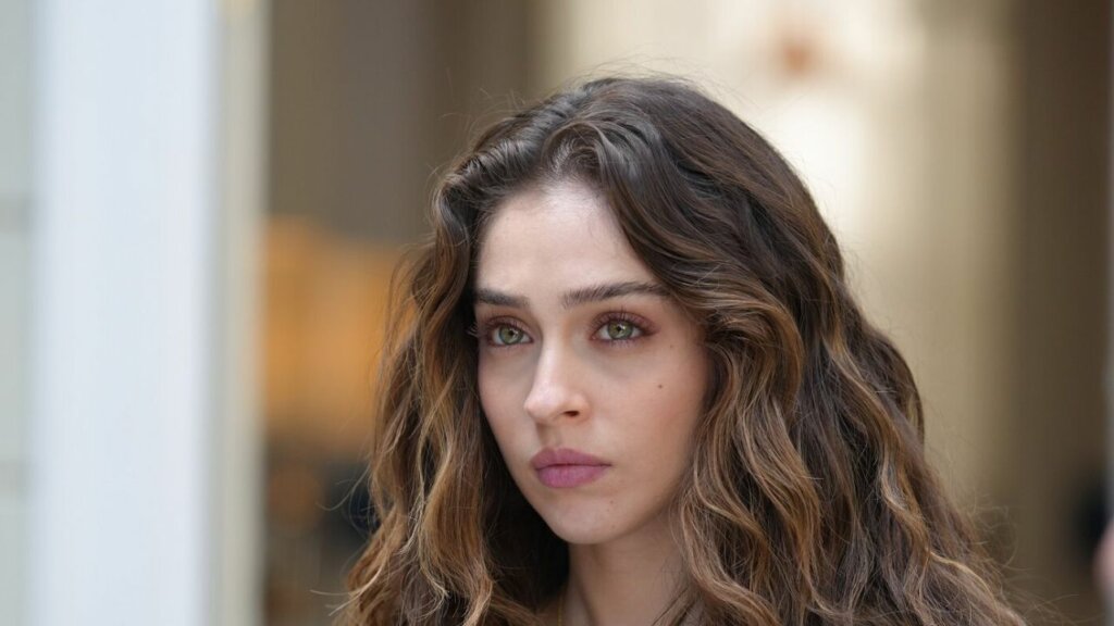 Красивая Джемре Байсел: художница, обожающая гонки и нашедшая свое счастье в кино