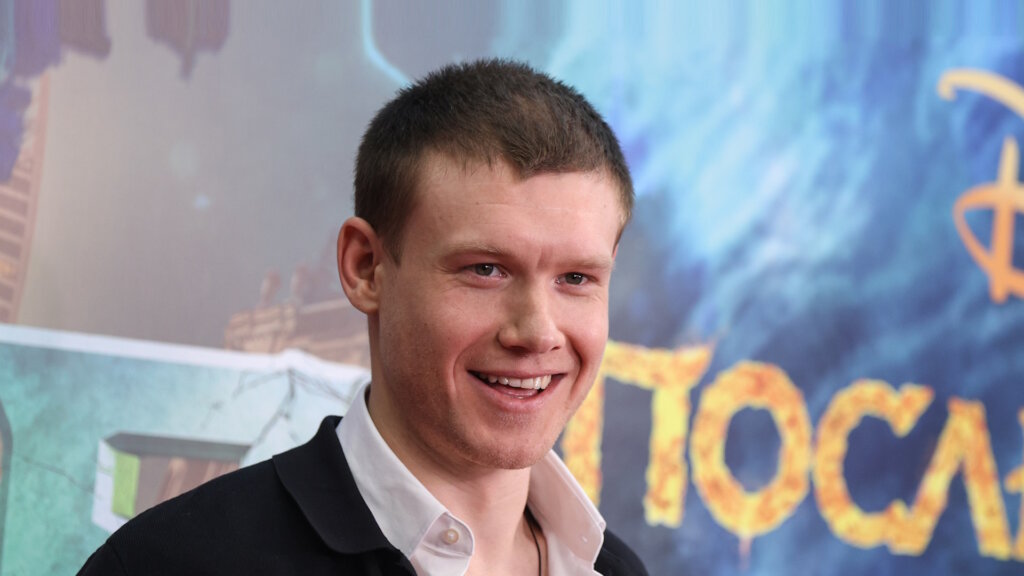 Связь с Паулиной Андреевой и развод с женой: как живет звезда фильма «Последний богатырь» Виктор Хориняк