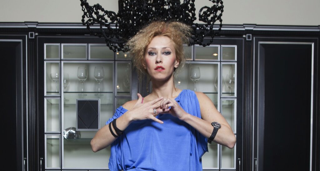 Әйел ер адамды жыныстық қатынасқа орысша көндіреді.