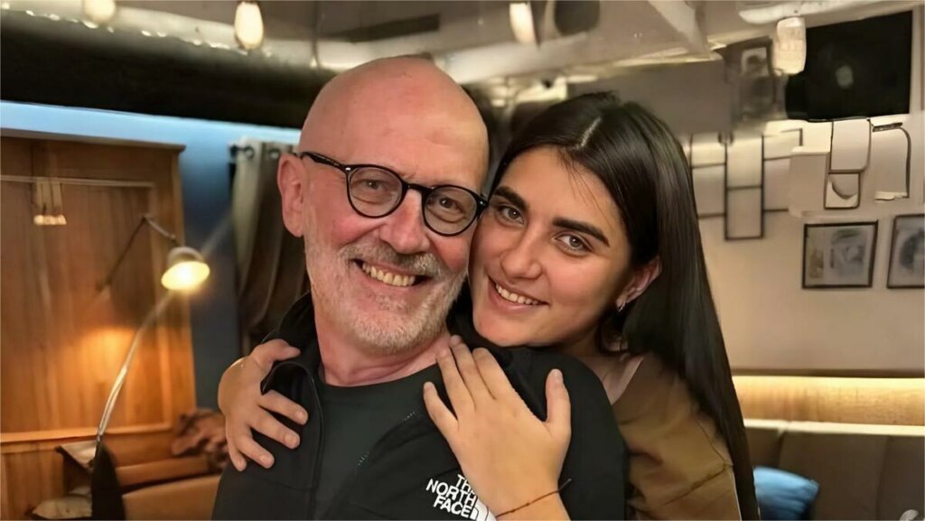 Женившийся на юной красотке Александр Гордон вне себя от радости: обнимает и страстно целует