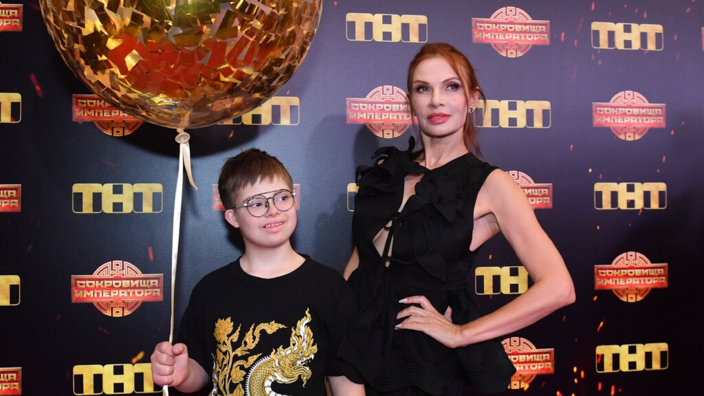 Эвелина Бледанс сама выбирает невест своему «солнечному» сыну