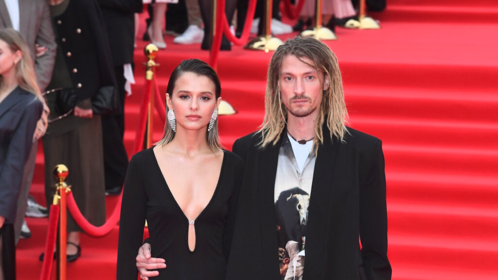 Пропавшая Любовь Аксенова опубликовала редкие фото с мужем