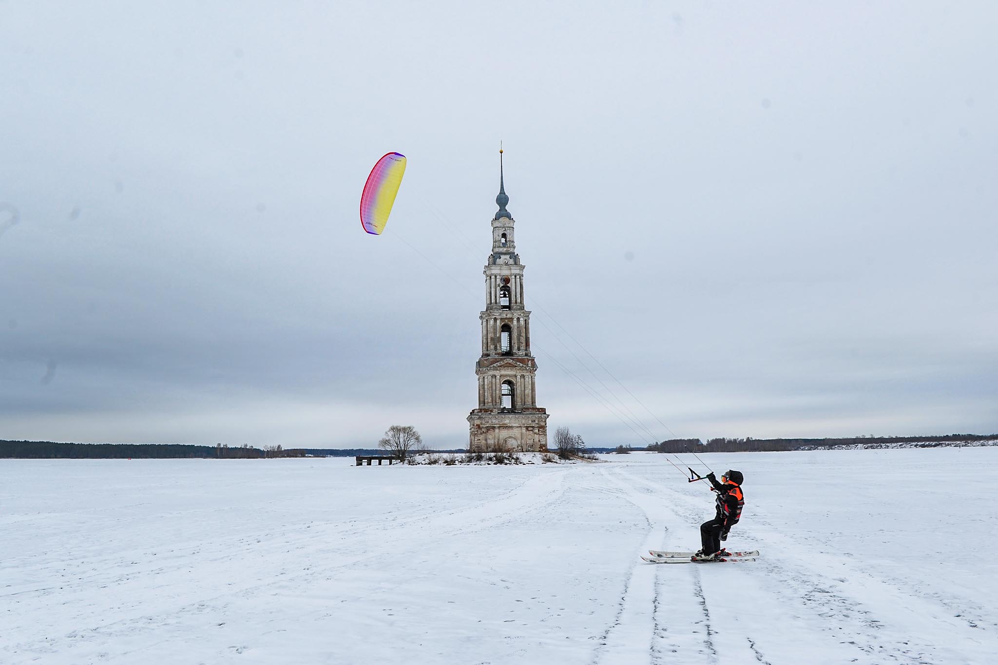 Калязин. Вид на колокольню Никольского собора зимой