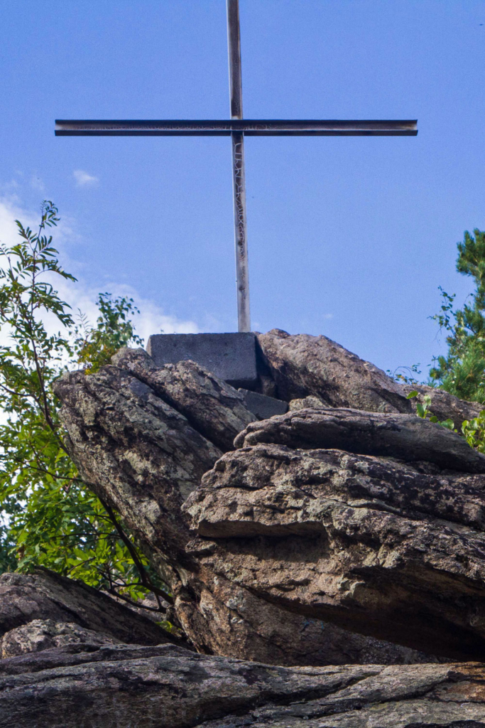 крест на горе церковка