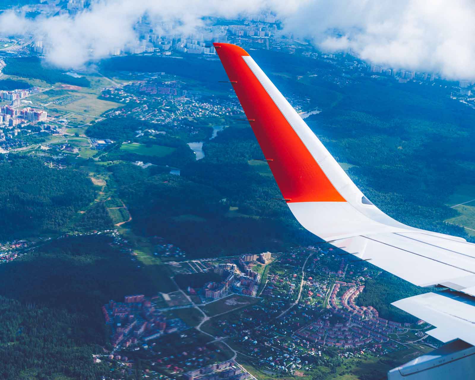 вид на город с самолета и крыло