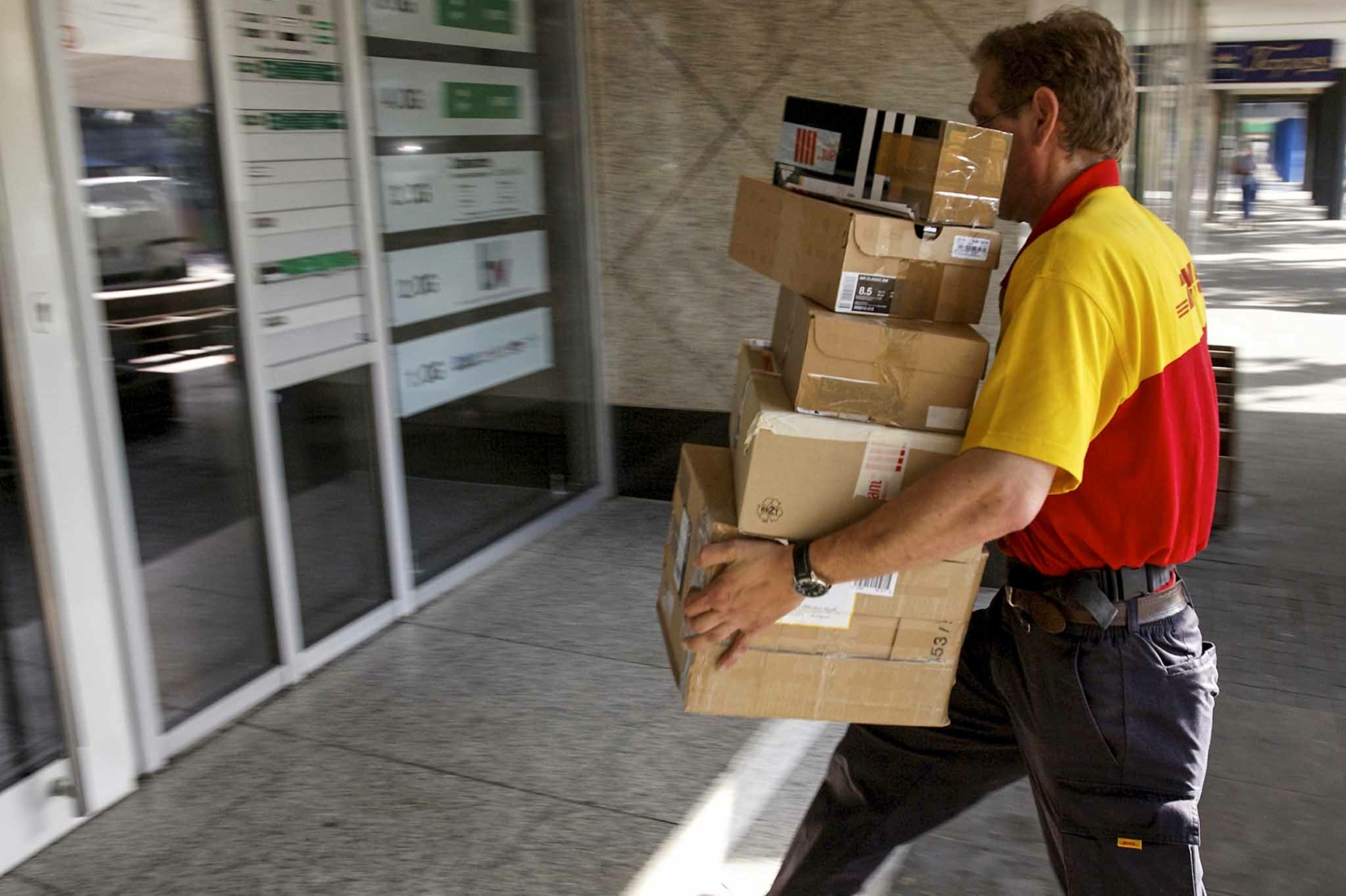 The postman delivers the letters перевод. Почтальон. Почтальон. Доставь письмо. Почтальон вручает письмо.