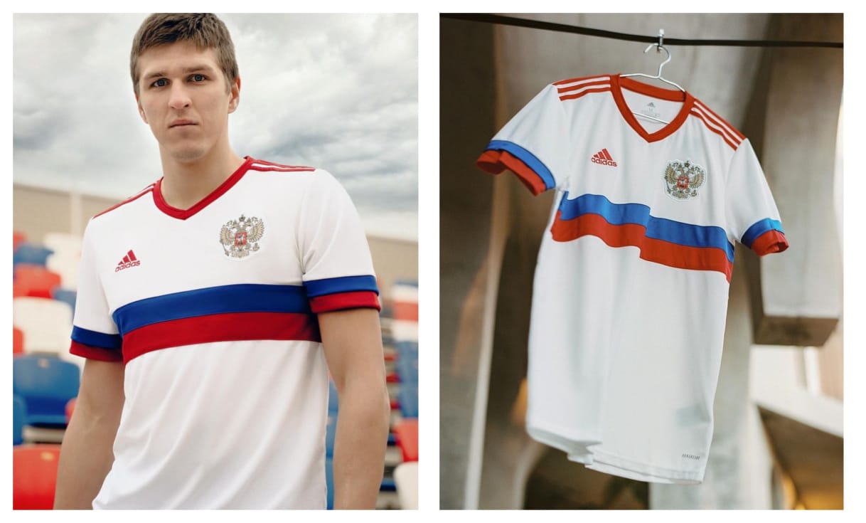 Нападающий сборной России Александр Соболев в той самой футболке. Фото: РФС