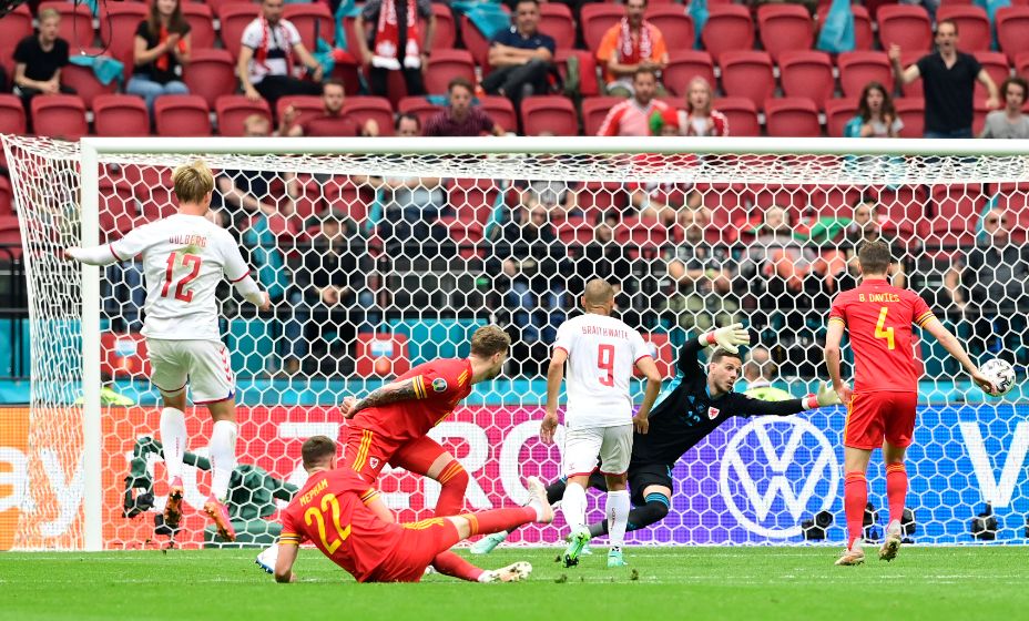 Нападающий датчан Каспер Дольберг (№12) отправляет первый мяч в ворота сборной Уэльса. Фото: Reuters