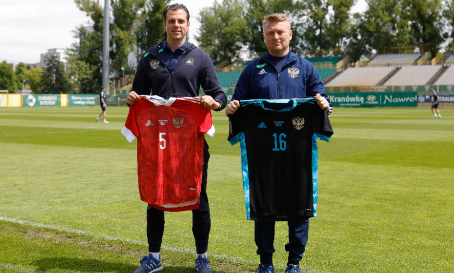 Футболисты сборной России против Польши предпочли красную форму. Фото: Twitter сборной России