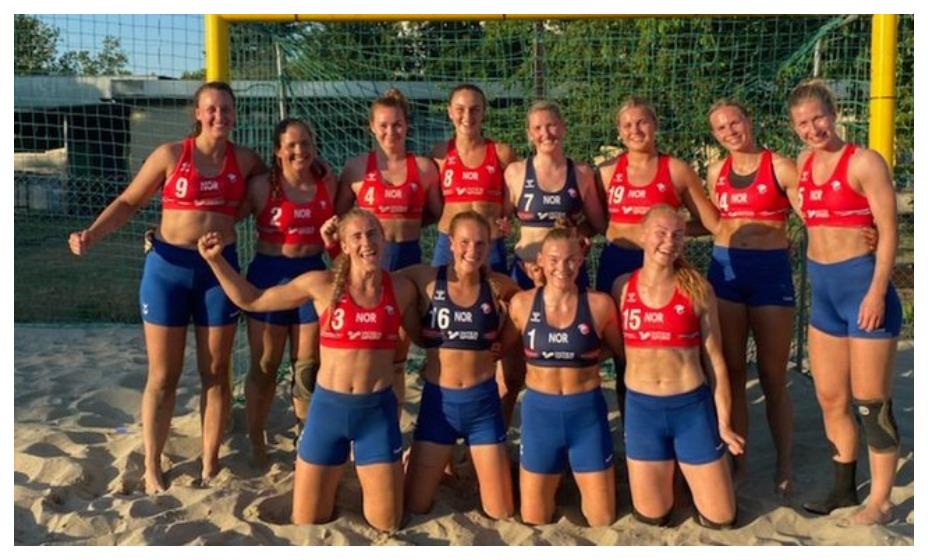 Женская сборная Норвегии по пляжному гандболу отказалась играть в бикини. Фото: Twitter Tradia