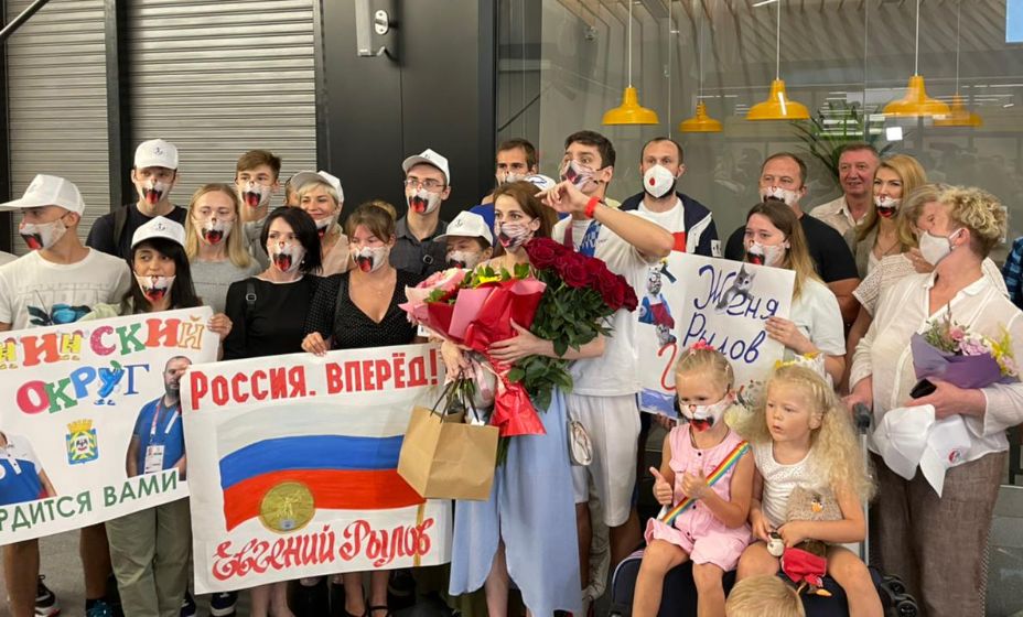 Пловца-чемпиона Евгения Рылова встречали болельщики и родные в масках котиков. Фото: Денис Акинин