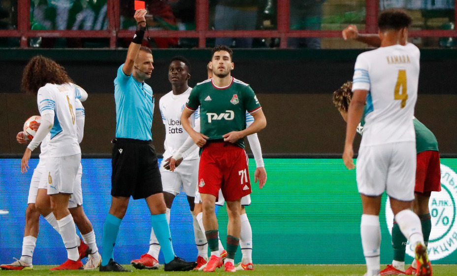 Арбитр матча Лиги Европы «Локомотив» и «Марсель» показывает
красную карточку Наиру Тикнизяну. Фото: Reuters