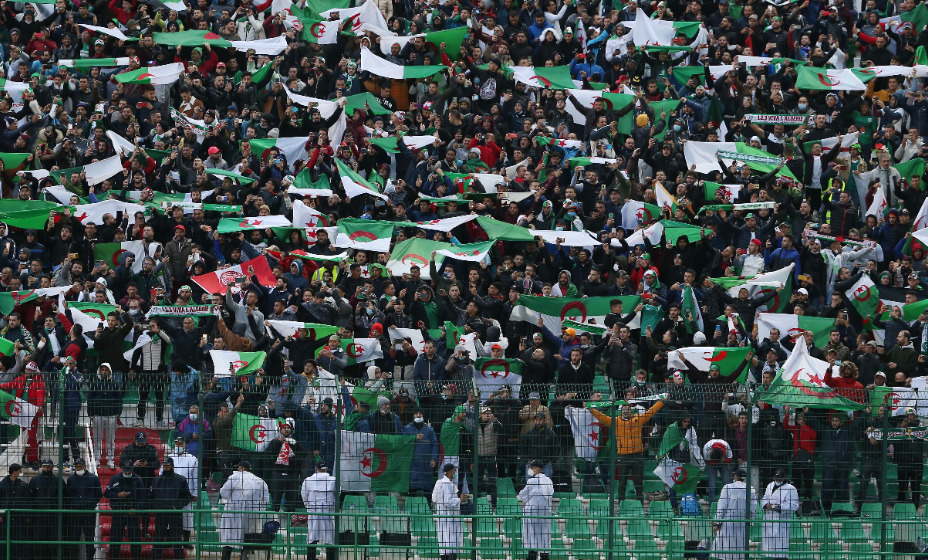 Болельщики Алжира поддерживают свою команду в матче против Буркина-Фасо. Фото: Global Look Press