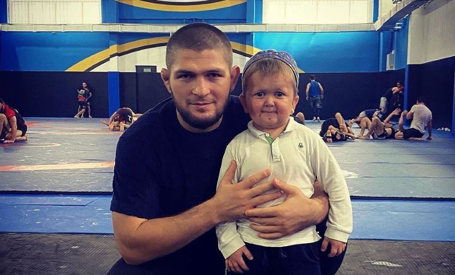 Макгрегор накинулся на друга Хабиба Нурмагомедова Хасбуллу (на фото справа). Фото: Социальные сети Хасбика