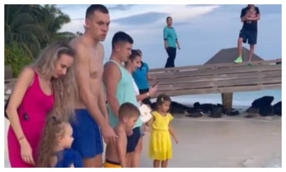 Нападающий «Зенита» Артем Дзюба пропустит матч с «Динамо». Он  уже находится в отпуске на Мальдивах. Фото: telegram-канал ZenitCafe