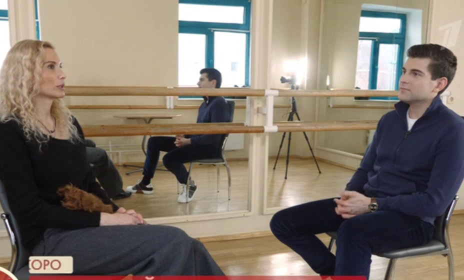 Этери Тутберидзе показала подарок от Александры Трусовой. Фото: Скриншот трансляции передачи