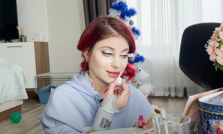 Алена Косторная любит краситься на камеру для YouTube. Фото: кадр из нового видео Алены Косторной на YouTube