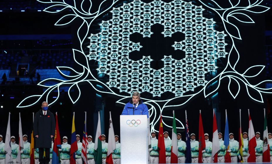 Президент МОК Томас Бах на фоне уже легендарной олимпийской снежинки-факела. Фото: Reuters 