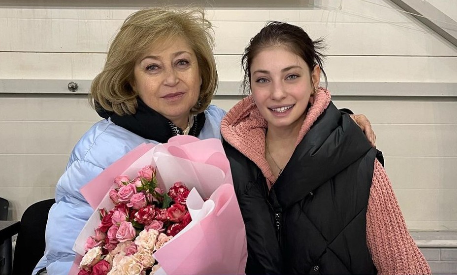 Косторная сфотографировалась со своим новым тренером. 
Фото: Соцсети фанатов Косторной