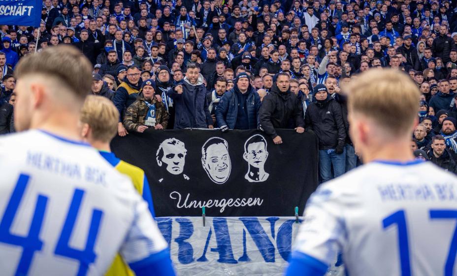 Максимилиан Миттельштедт и Марцель Лотка согласились снять футболки перед фанатами. Фото: Global Look Press