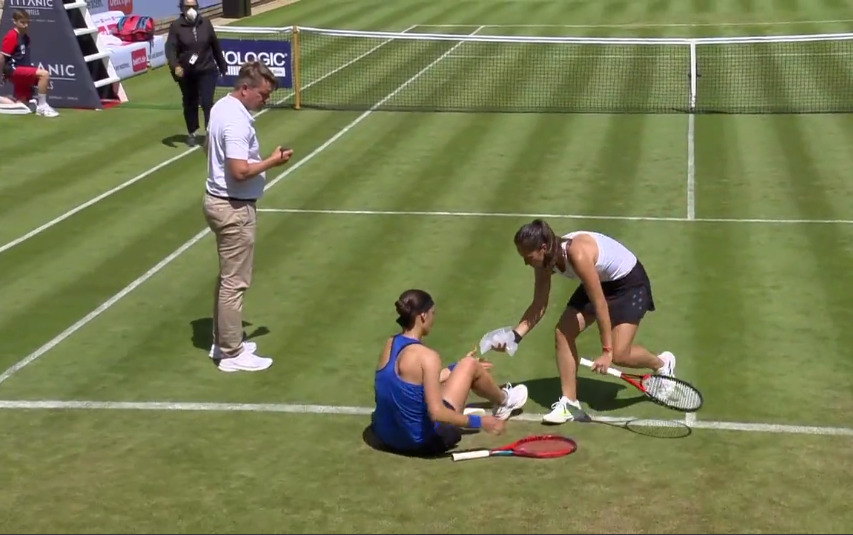 Россиянка Дарья Касаткина прибежала на помощь к украинке Ангелине Калининой, получившей травму. Фото: Скриншот WTA