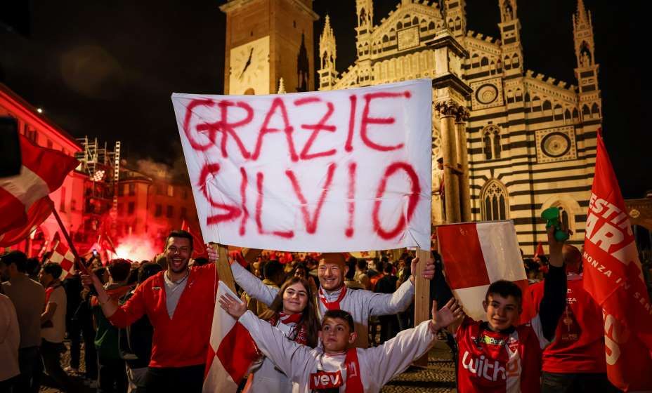 Болельщики «Монцы» благодаря Сильвио Берлускони за успехи любимого клуба. Фото: Global Look Press