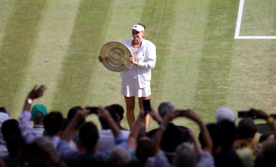Елена Рыбакина, начинавшая карьеру в Москве, сенсационно выиграла антироссийский Уимблдон-2022. Фото: Global Look Press