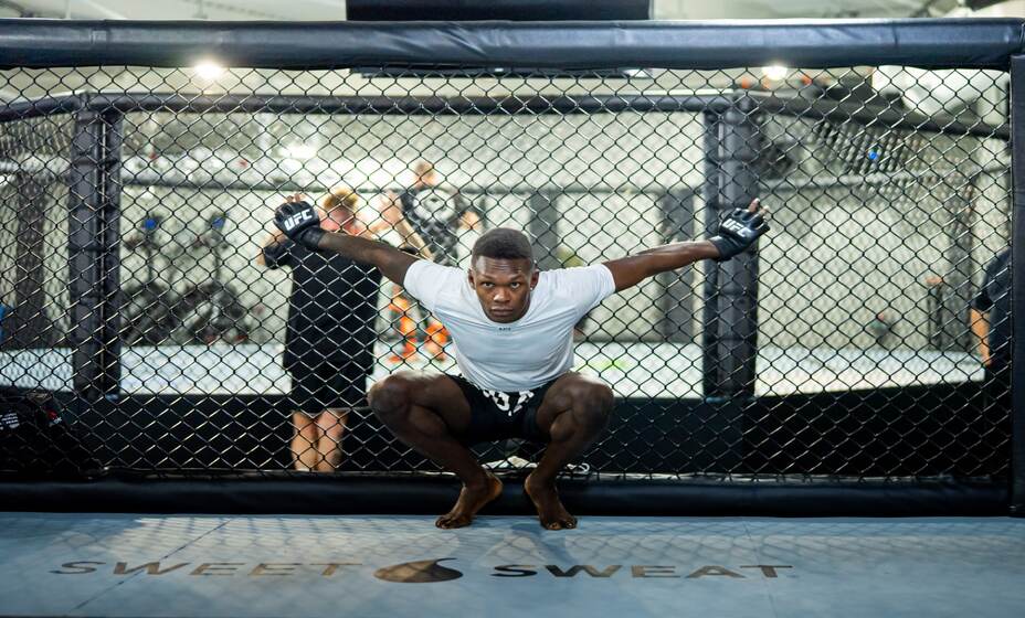 Исраэль Адесанья проиграл бой за титул чемпиона UFC. Фото: UFC Russia