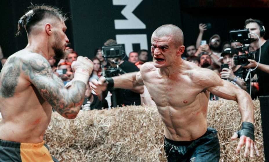 Влад Туйнов (слева)  бьется с Павлом Шелестом на фоне стога сена. Фото: Top Dog