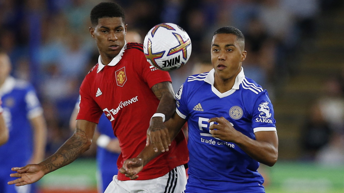 Маркус Рэшфорд и Юри Тилеманс в битве за мяч в матче «Лестер» - «Манчестер Юнайтед». Фото: REUTERS