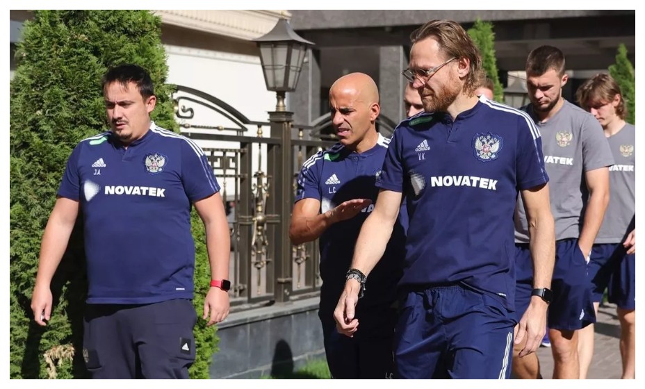 Футболисты России перед игрой с Киргизией прошлись по улицам Бишкека. Фото: РФС