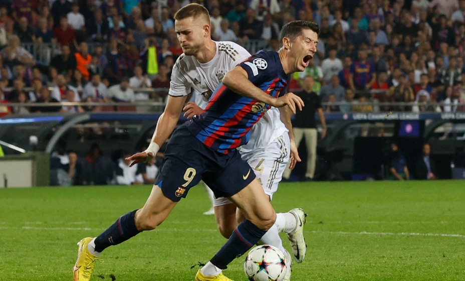 Левандовски больно от вылета в Лигу Европы.
Фото: Reuters