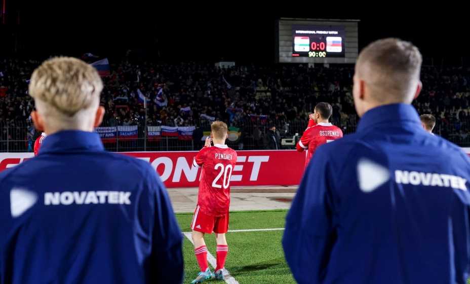 Сергей Пиняев приветствует болельщиков сборной России. Фото: Соцсети РФС
