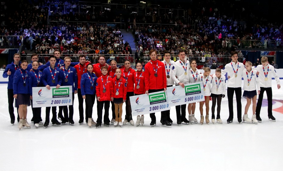 Фигуристы с призами на чемпионате России по прыжкам.
Фото: Global Look Press