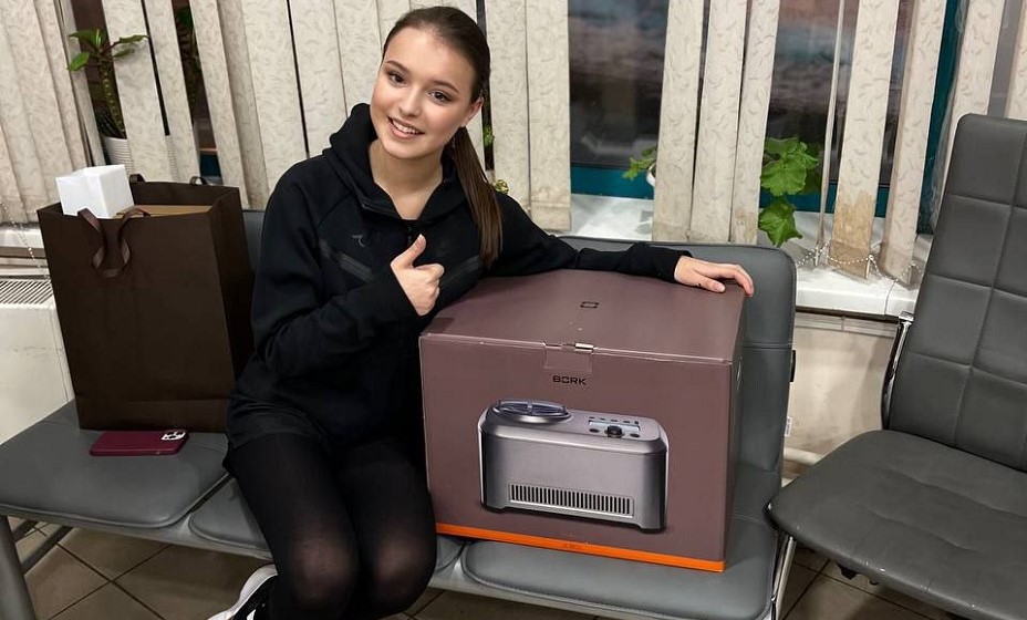 Щербакова осталась очень довольна подарком. Фото: Социальные сети группы Тутберидзе