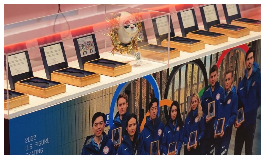 Фигуристы США отдали пустые футляры для медалей Пекина-2022 в музей в знак протеста. Фото: соцсети Винсент Чжоу