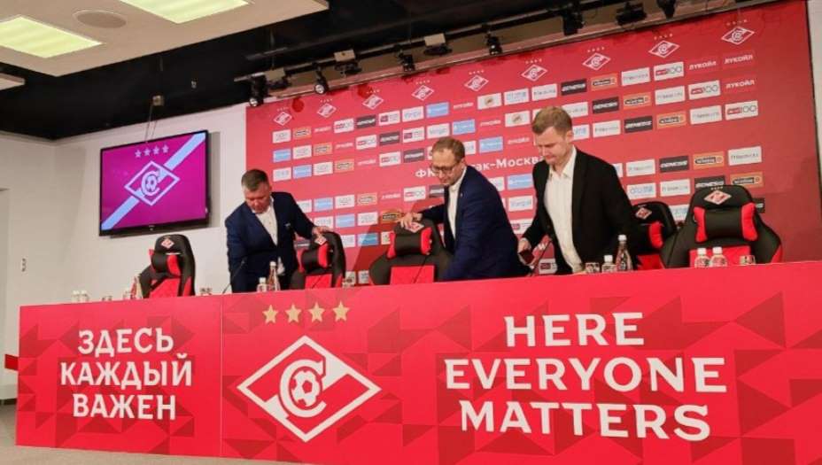 Новый гендиректор «Спартака» Олег Малышев (в центре) занимает свое место. Фото: Андрей Вдовин