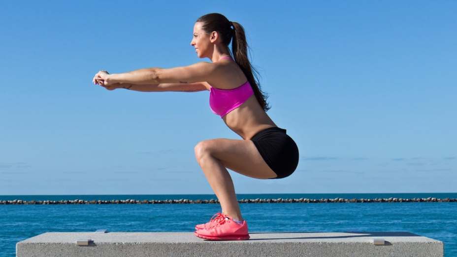 При приседании работают мышцы бедер, живота и спины.  Фото: bigjohn36/IStock