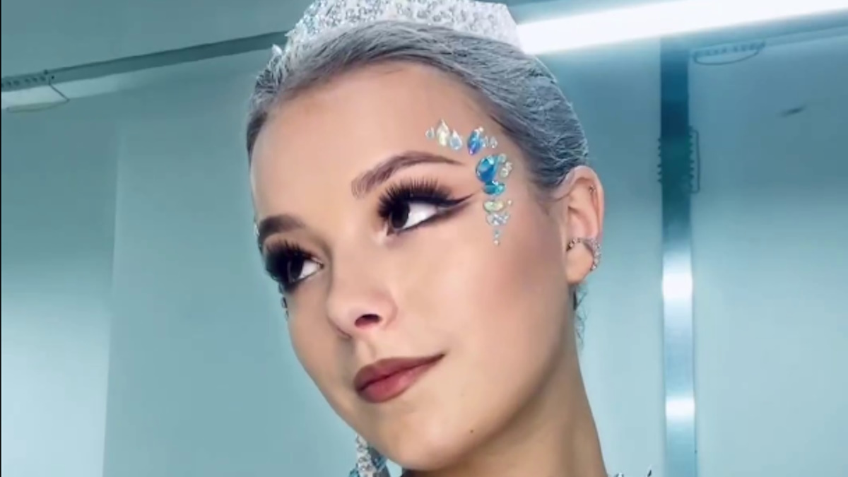 Фигуристка Анна Щербакова - настоящая Ледяная королева на льду в Китае. Фото: стоп-кадр видео Анны Щербаковой.