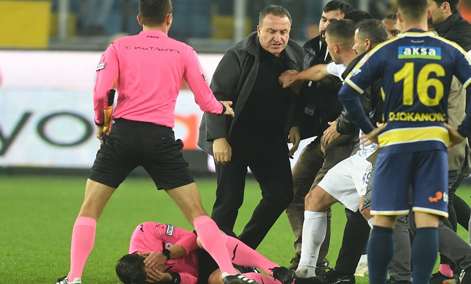 Президент «Анкарагюджю» Коджа пожизненно дисквалифицирован за избиение арбитра. Фото: Reuters