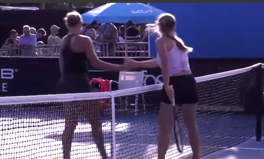 Рукопожатие теннисисток Котляр и Минчевой на открытом чемпионате Австралии. Фото: Скриншот трансляции