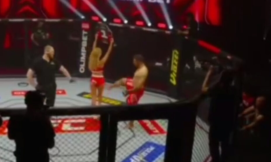 Хейбати пнул ринг герл, фото соцсети