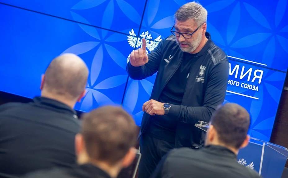 Сергей Овчинников не знает отчего российским футболистам не удалось добиться больших успехов со сборной России. Фото: Global Look Press