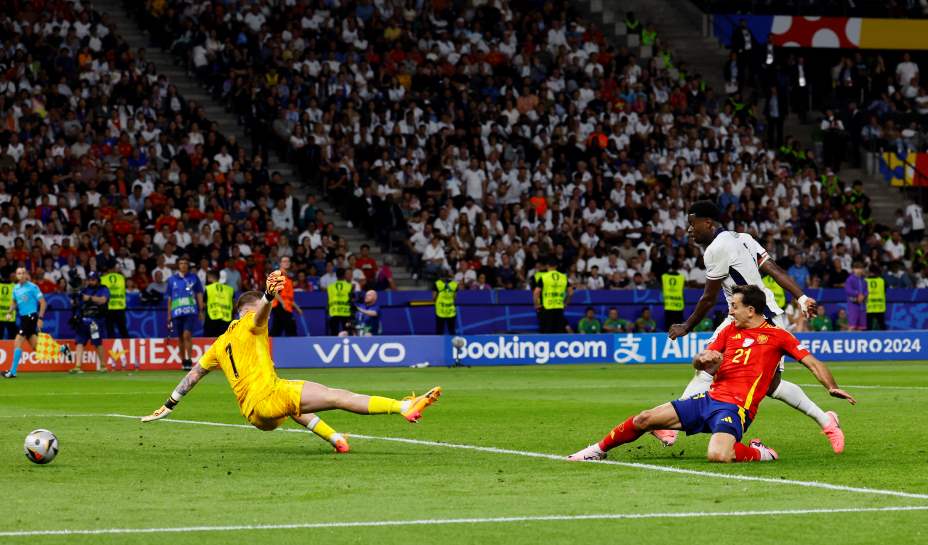 Нападающий сборной Испании Микель Оярсабаль забивает победный мяч в ворота англичан на Евро-2024. Фото: Reuters