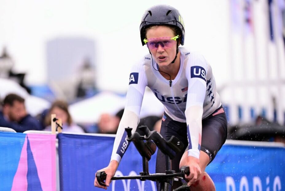 Триатлонистке Тейлор Нибб стало плохо прямо на дистанции. Фото: GLOBAL LOOK PRESS