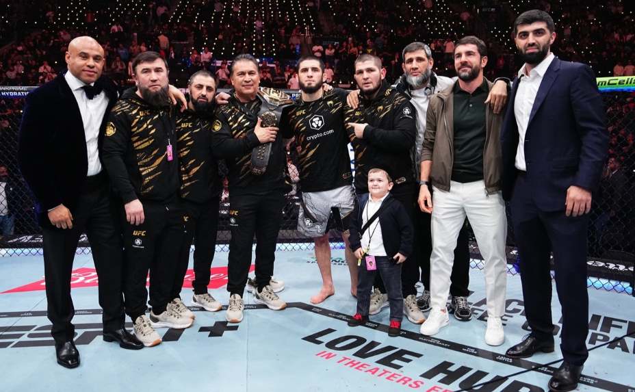 Хабиб Нурмагомедов (в центре) и Ислам Махачев после UFC 311. Фото: Соцсети UFC