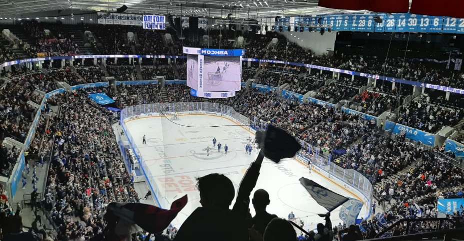 Болельщики «Динамо» праздную победу над СКА. Фото: Денис Вдовин