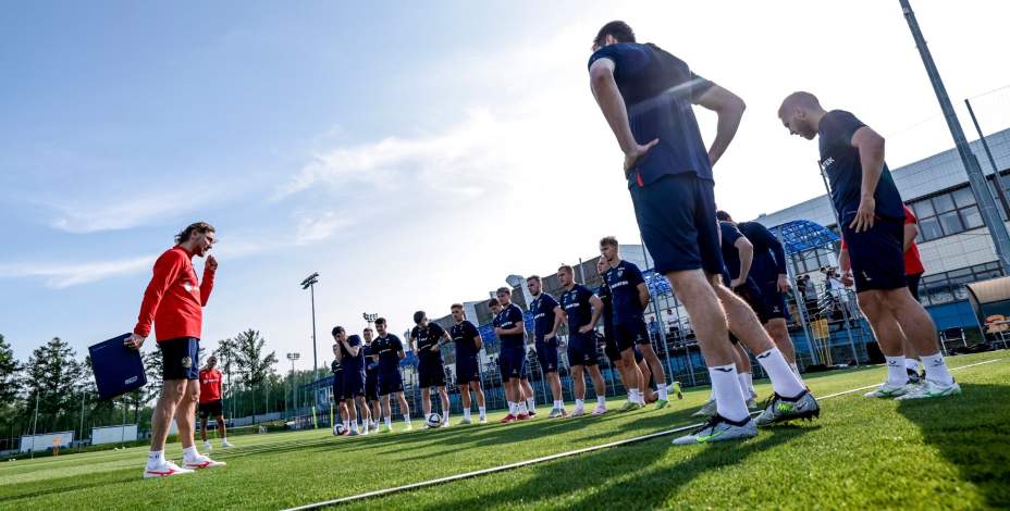 Валерий Карпин может свозить сборную России в Америку. Фото: РФС