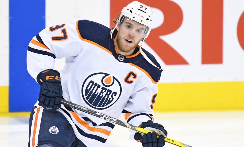 Макдэвид стал четвертым игроком, набравшим 1100 очков в НХЛ. Фото: Global Look Press