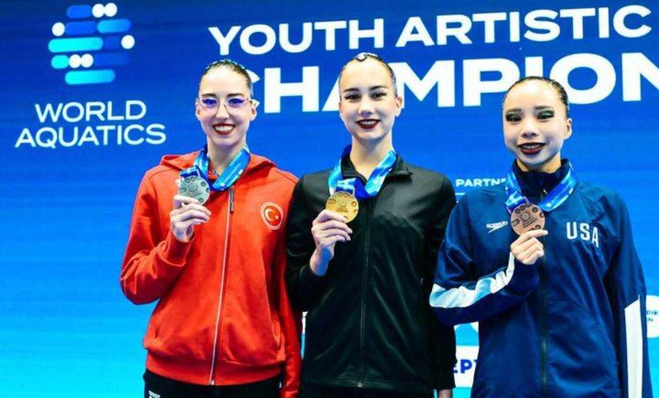 Александра Пищикова поднялась на высшую ступень пъедестала на юношеском ЧМ-2025. Фото: World Aquatics